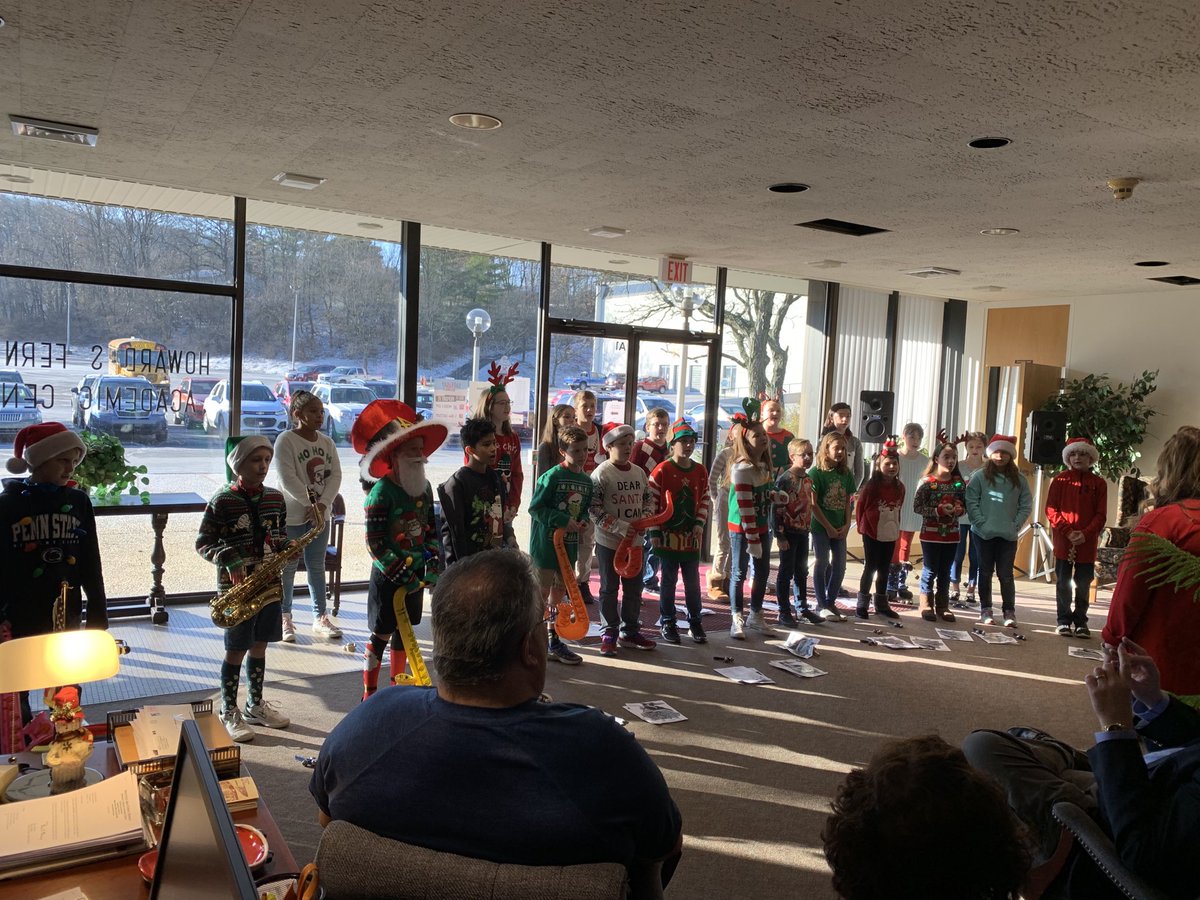 PasdJSCElem's tweet photo. 4th grade carolers Rockin’ Around the Christmas Tree! https://t.co/RqnlO4fG2D