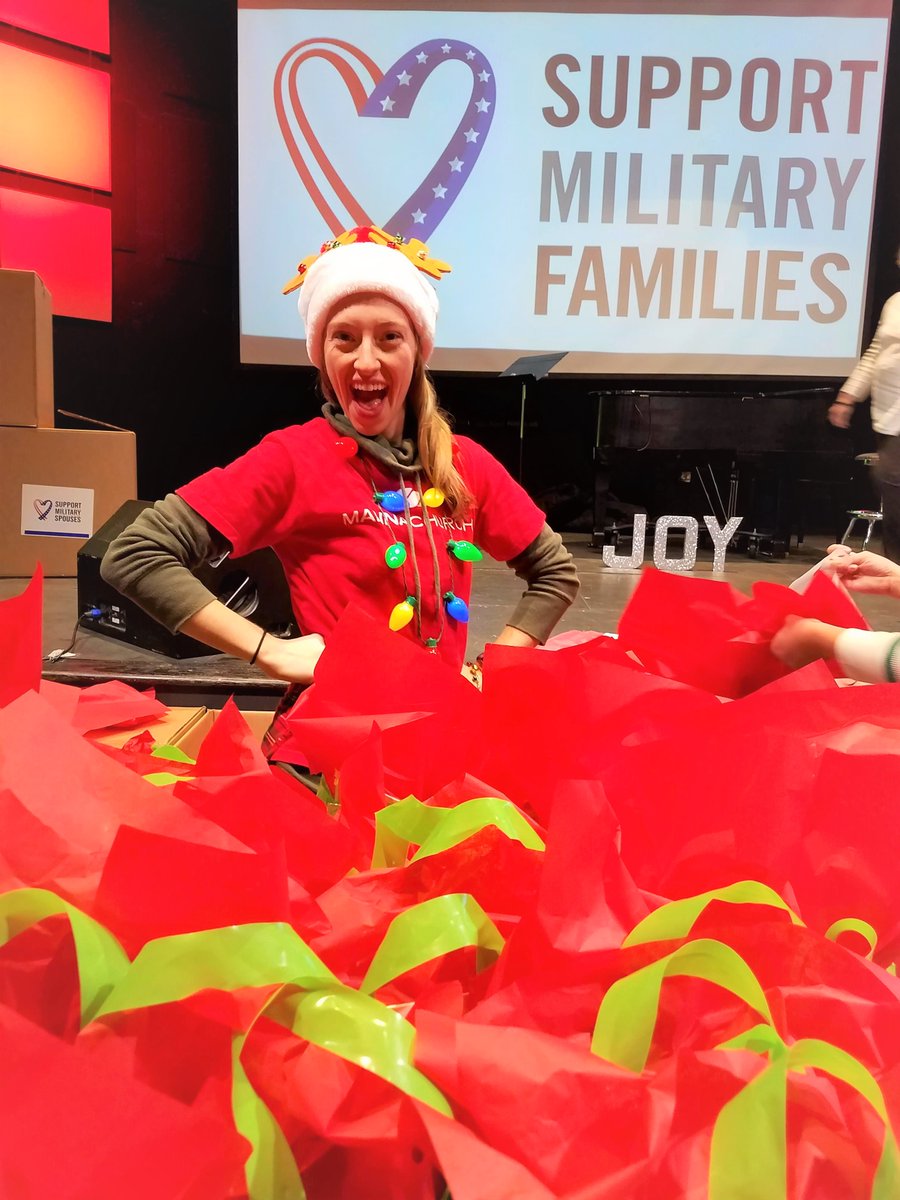 SupportMilFams's tweet photo. Thank you @Hallmark​ for bringing joy to military families. Inside these bags is a gift for a military spouse &amp; littlest hero. We appreciate the donation of the Hallmark gifts. We’re thankful for your partnership. #HonoringTheirSacrificeHereatHome #TeamEffort https://t.co/a36tSJ04DV