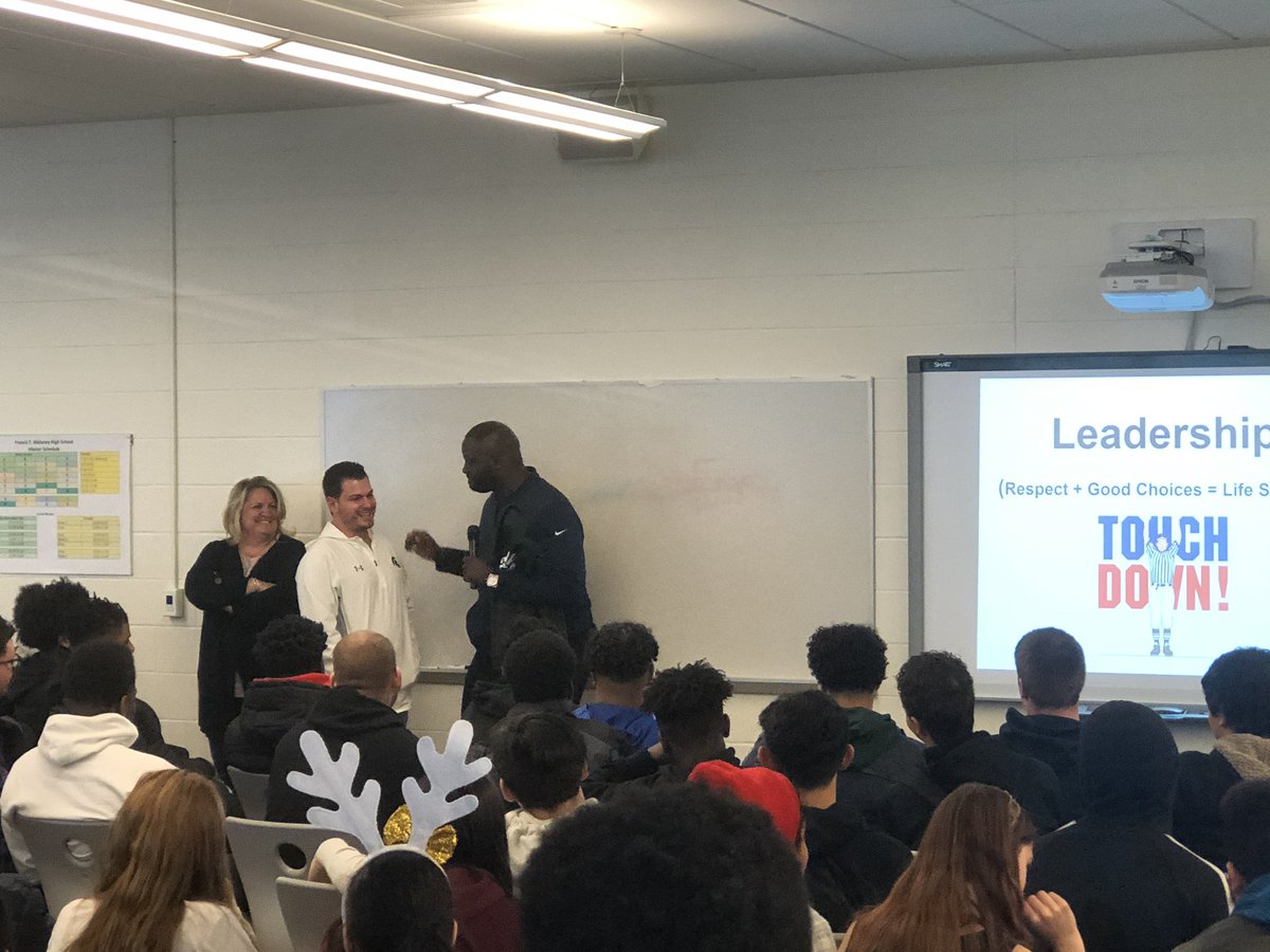 JFlynnLMS's tweet photo. @JarvisGreen meeting @MHS_SpartanFB and getting a spartan sweatshirt! #MaloneyMYM @MaloneyMemos @MaloneySpartans @straubmhs @lyons_barton @mft1478 @TomBrady https://t.co/Ojq3Yyw8Fw