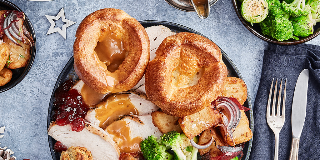 Pilgrim_Foods's tweet photo. No Christmas dinner is complete without a Yorkshire pudding or two,
Our @ChefsSelections Yorkshire Puddings are available in four fantastic sizes: 2", 3", 4" and 8".
#ChefsSelections #YorkshirePudding #YorkshirePuddings #Christmas #ChristmasDinner #ChristmasInspiration https://t.co/4cTB7SS91c