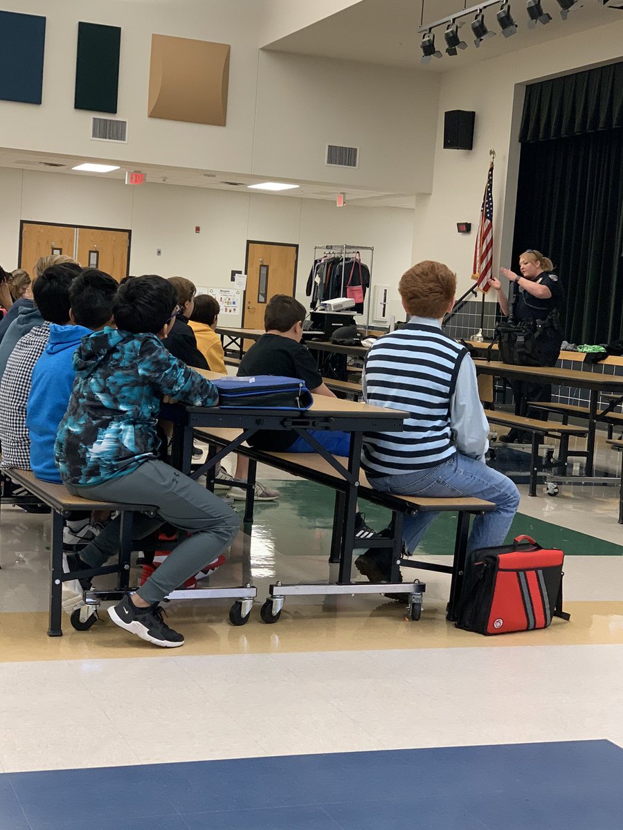 MsRoseBand's tweet photo. Learning from our great SRO this carreer day! @HuntMiddle @FriscoPD_SRO #hmsproud https://t.co/J8nZDTkA5p
