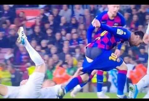 prettyreal_vdm's tweet photo. Wait ooo, If Messi no wear pant, this guy go just naked am for field yesterday🤔🤔🤔🤔
Nothing my eyes no go see for this life🤷🤷 https://t.co/2DNh5An31j