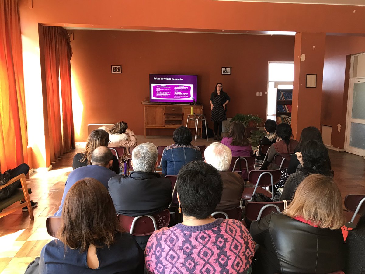daemvaldivia's tweet photo. [DESTACAMOS 📌] El Liceo Santa María La Blanca de Valdivia se realizó el Taller para una Educación No Sexista en el Aula: “En el respeto a la diferencia está la igualdad” a cargo de la profesora Marcela Vargas, del Instituto de Historia y Ciencias Sociales UACh. #Valdiviacl https://t.co/8LQddWTm2q