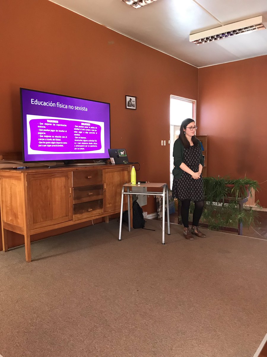 [DESTACAMOS 📌] El Liceo Santa María La Blanca de Valdivia se realizó el Taller para una Educación No Sexista en el Aula: “En el respeto a la diferencia está la igualdad” a cargo de la profesora Marcela Vargas, del Instituto de Historia y Ciencias Sociales UACh. #Valdiviacl