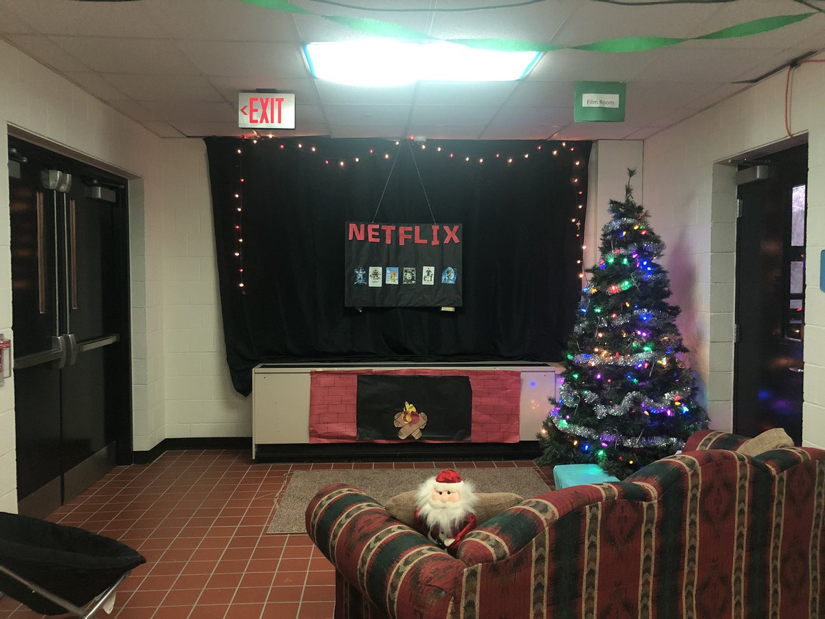 schollaert_8's tweet photo. @SV_RGMS holiday hallway. https://t.co/9BO0HI6i2S