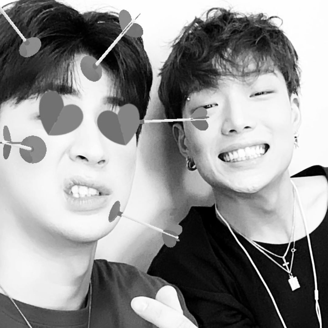 ikonic_ru's tweet photo. #iKON #iKONIC
#BeautifulBOBBYDay

Юнхён опубликовал новое фото в Instagram 💖

Подпись: "С днём рождения, Чживон!! Люблю тебя~!!" https://t.co/hqe2sBdav0