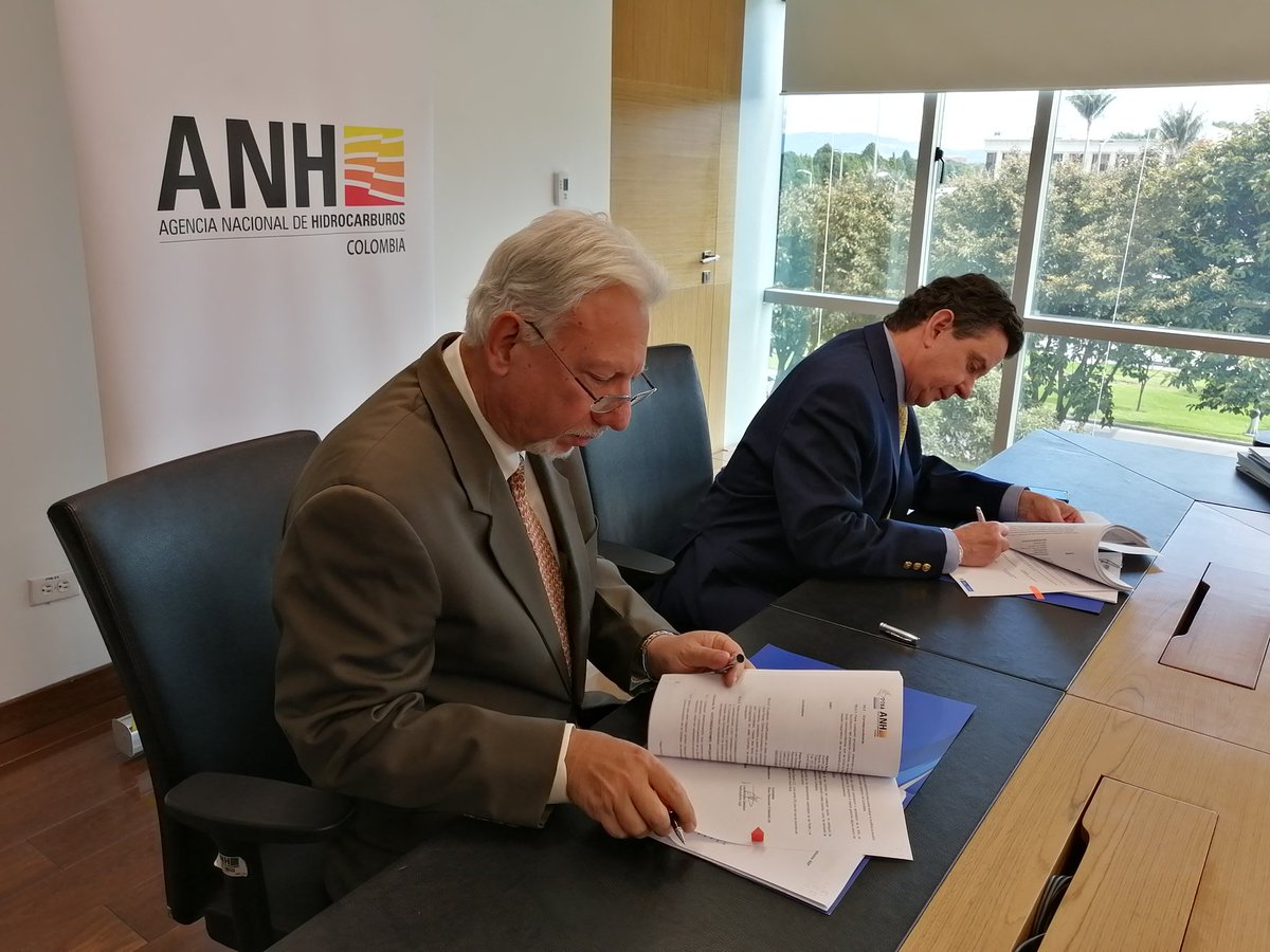 ValoraAnalitik's tweet photo. El presidente de la @ANHColombia @lmmorelli firma hoy los contratos adjudicados en la segunda subasta petrolera del año 

CC @mafsul @MinEnergiaCo https://t.co/q7uenie9Hd