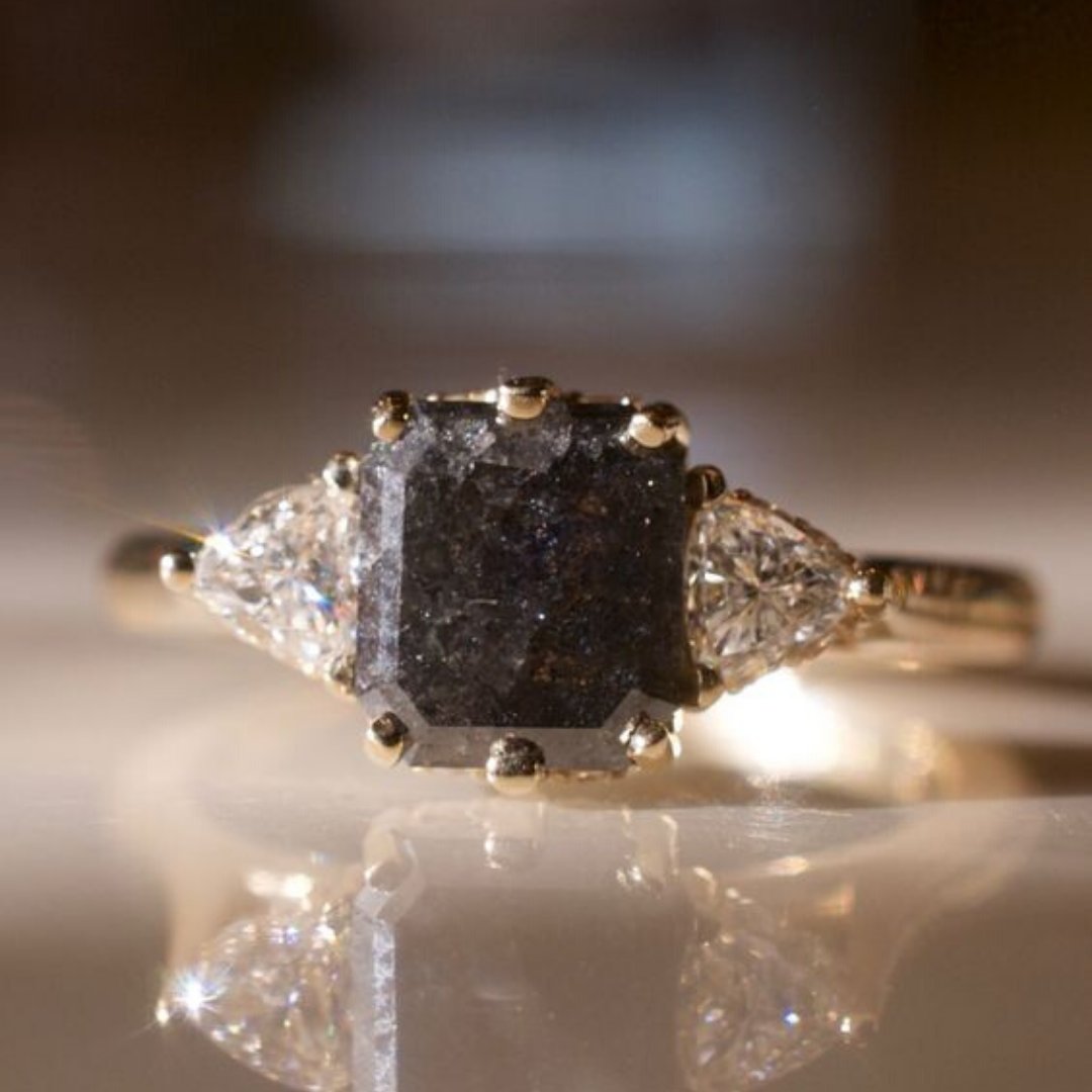 gemsocietyorg's tweet photo. A diamond in the rough ... literally! In the photo is a 1.61 carat rough black diamond; 0.31 ctw diamonds; and a 0.06 ctw diamond melee all set in 14k yellow gold. Photo: 🌐 https://t.co/RhDvIxhPvz #MyLoveAffairWithDiamonds #CushionCrush #CushionCut #Brilliance #RadicalRadiant https://t.co/EZSl2j9vFb