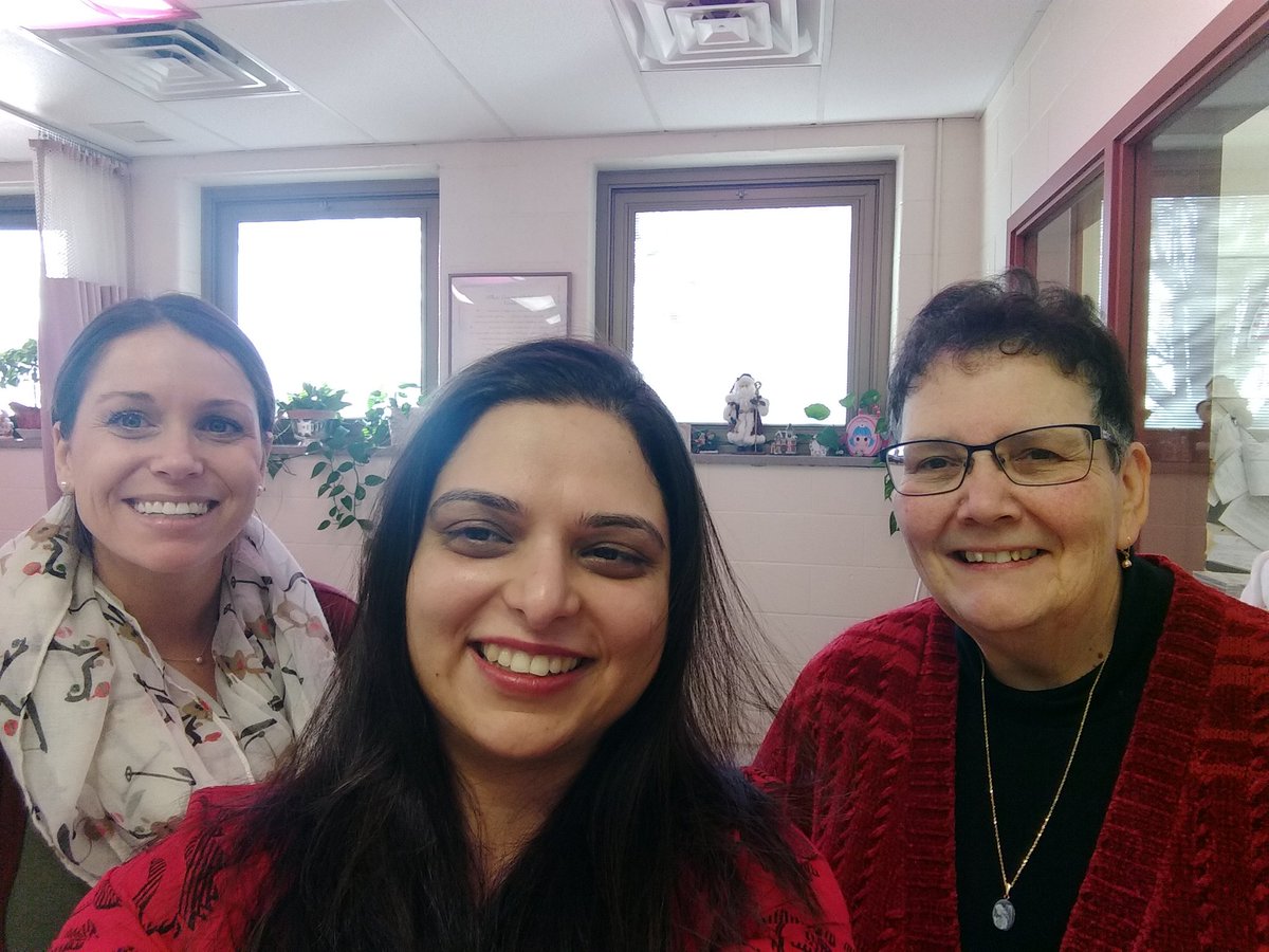 Dilnaz76's tweet photo. Happy Holidays!! Have a healthy, happy, joyous holiday season!! @Cori_LHS_Nurse @winslow_lucille https://t.co/o4FBJyD8GH