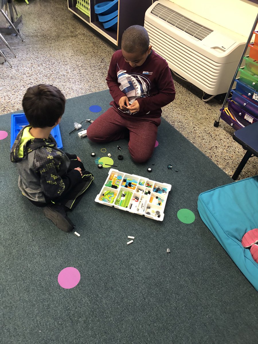 kvillemeadows's tweet image. Working together to build a trap for a squirrel that keeps stealing Christmas  lightbulbs. @VBTitleI @LuxfordES #lovelegos #funinlearning