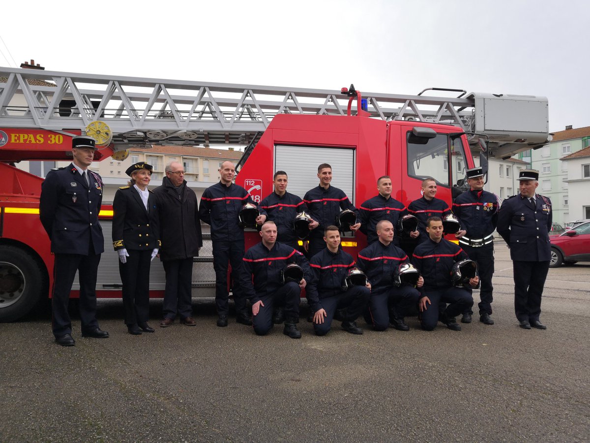 SDIS51's tweet photo. [CÉRÉMONIE] Remise officielle des casques d'intervention pour les 9 sapeurs-pompiers professionnels issus de la 1ère formation d'intégration mutualisée Sdis 51/52/55 au CS de #VitryleFrançois https://t.co/YhuuKVDGKz