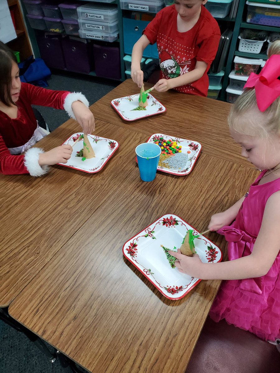 FinkErin's tweet photo. Party Day is the best!! #topelf classroom style!! @RenoElementary https://t.co/ZHEz7hJ4Lm