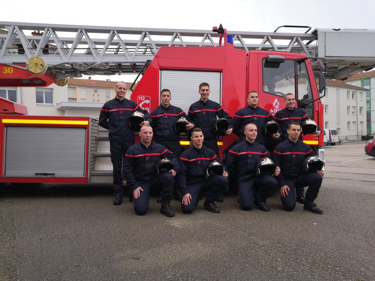 SDIS51's tweet photo. [CÉRÉMONIE] Remise officielle des casques d'intervention pour les 9 sapeurs-pompiers professionnels issus de la 1ère formation d'intégration mutualisée Sdis 51/52/55 au CS de #VitryleFrançois https://t.co/YhuuKVDGKz