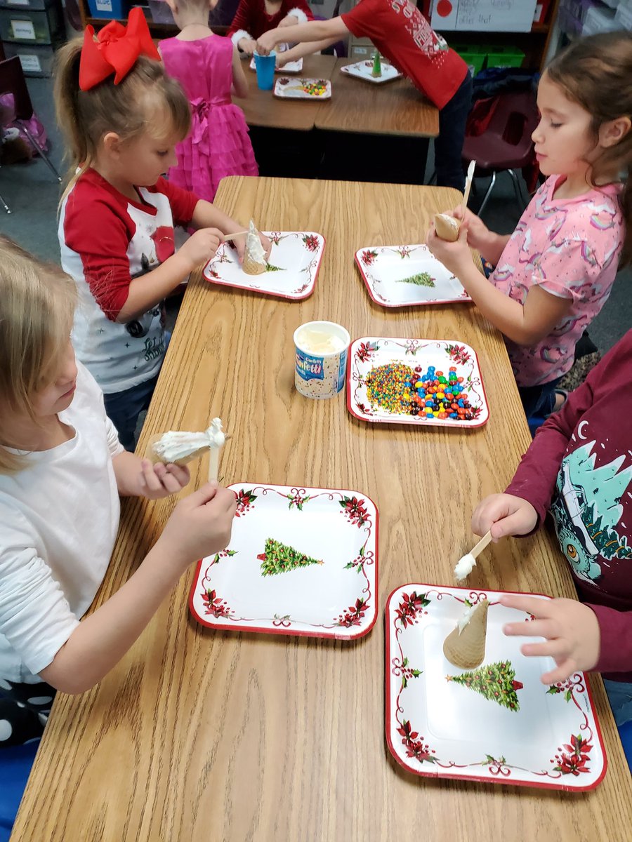FinkErin's tweet photo. Party Day is the best!! #topelf classroom style!! @RenoElementary https://t.co/ZHEz7hJ4Lm