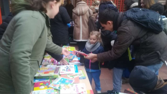 GarbiPereVerges's tweet photo. Aquesta setmana a #Esplugues s'ha celebrat la VIII #Fira “#Intercanvia un #llibre per #Nadal”. Una activitat impulsada per la #biblioteca de l'escola on hi han participat tots. Agraïm a les #famílies la seva participació!

https://t.co/0OXPsWFEbu https://t.co/V7LOM6XtXW