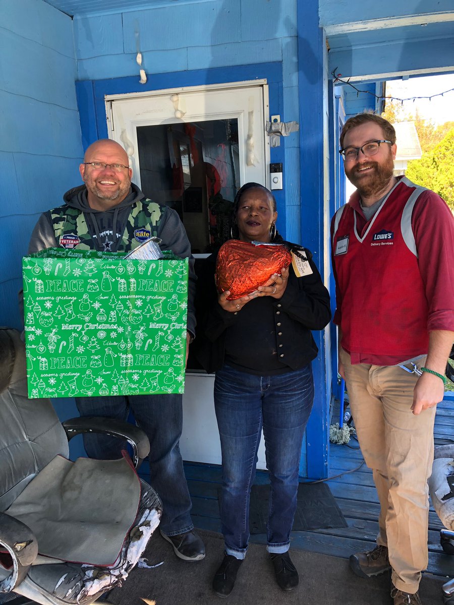 ButtaBean67's tweet photo. Lowe’s 212 Mobile,Al delivering holiday meals https://t.co/scfeiJ2lTu