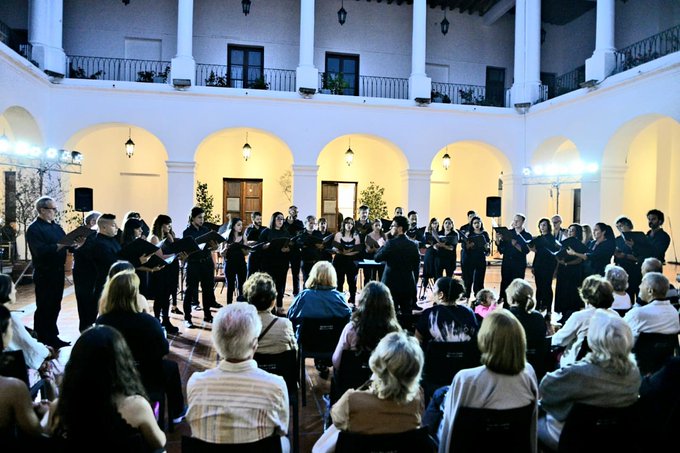 Te invitamos hoy viernes a las 19:30 h al último concierto del año del <a href="/CoroMuniCBA/">Coro Municipal de Córdoba</a>. Será en el <a href="/MuseoSanAlberto/">Museo San Alberto</a>  con entrada libre y gratuita. Habrá un repertorio religioso y otro navideño para que puedas llegarte a disfrutar con tu familia y amigos en esta previa de Navidad🎄💫