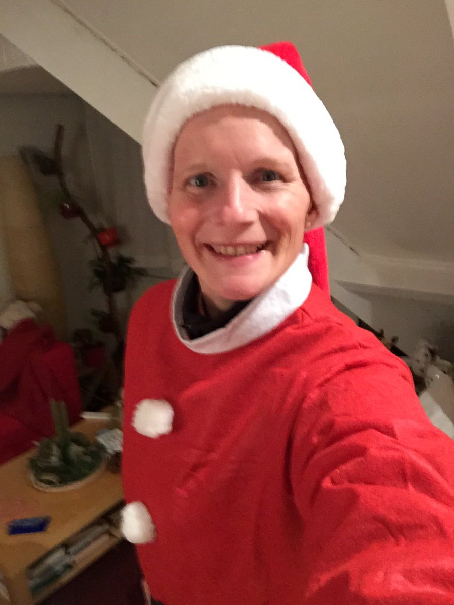 I don’t understand why ppl look at me when I walk outside like this... 😂 It is Santarun evening. 🤗