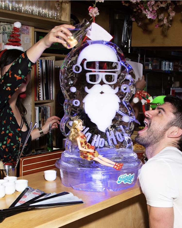 FunLugeFun's tweet photo. Pour your drink into our unique ice sculpture and start your party! Santa also needs to Pre-Game before the Big Show🍾  ​​10% off deal will ends soon! ​Link in Bio🥂
#iceluge #icesculpture #partyitems #partysupply #holidayparty #santaclaus #christmasparty https://t.co/2PngnczzpM