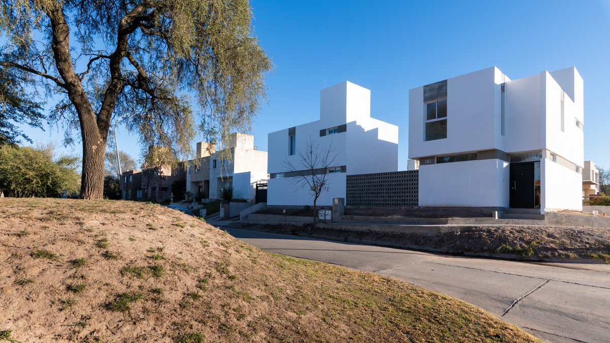 PurchaseHouston's tweet photo. Cookie cutter design doesn't apply to the #buildings on the corner lot of this property. #architecture  https://t.co/B2uL9vbjtB https://t.co/pg02pPZbuM