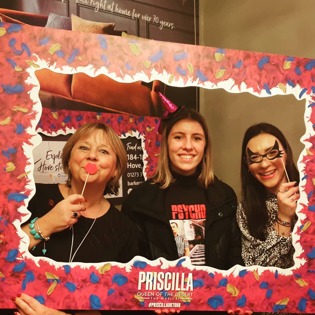 MelindaDixon13's tweet photo. L&amp;D girls outing to Priscilla. Lipstick and wigs galore #priscilla #FDMers #xmas #theatre @KatieClose_ https://t.co/TdesGfMZAZ