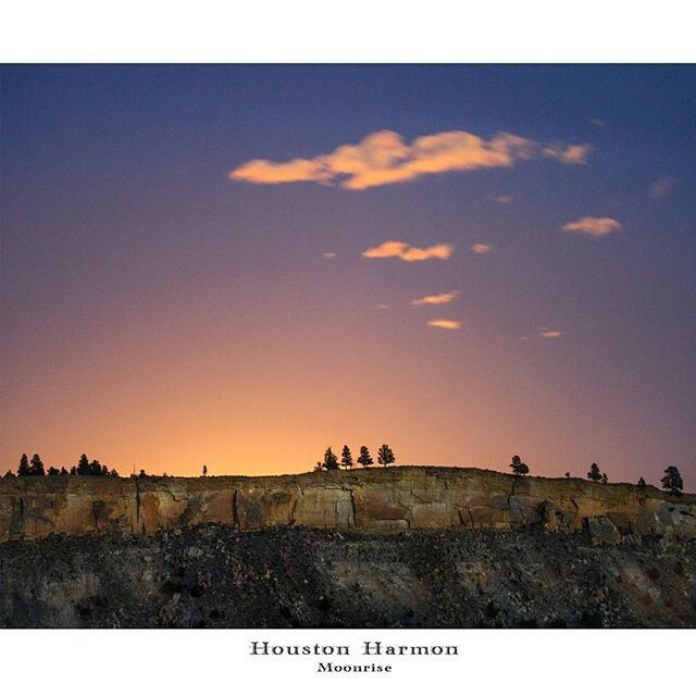 visitsemontana's tweet photo. Cheers to the weekend!⁠
Photo credit: @houstonharmonphotography ⁠
.⁠
.⁠
.⁠
#OutHereMT #OnlyinSEMT #MySEMT #montanamoment #outandabout  #moonrise #southeastmontana #nature #sunset https://t.co/NBv2j9iqTP https://t.co/IRE72YPtVf