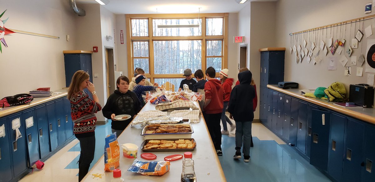 HillcatHDMS's tweet photo. 7th grade breakfast during advisory!  A great way to start the day!#HDMSPride https://t.co/KBsytYYNM7