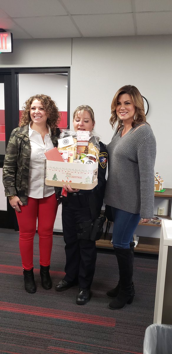 RaeFreeman728's tweet image. Thank you to @BenettaRealtor for the gift bags to our SRO's!! Amazing!!!