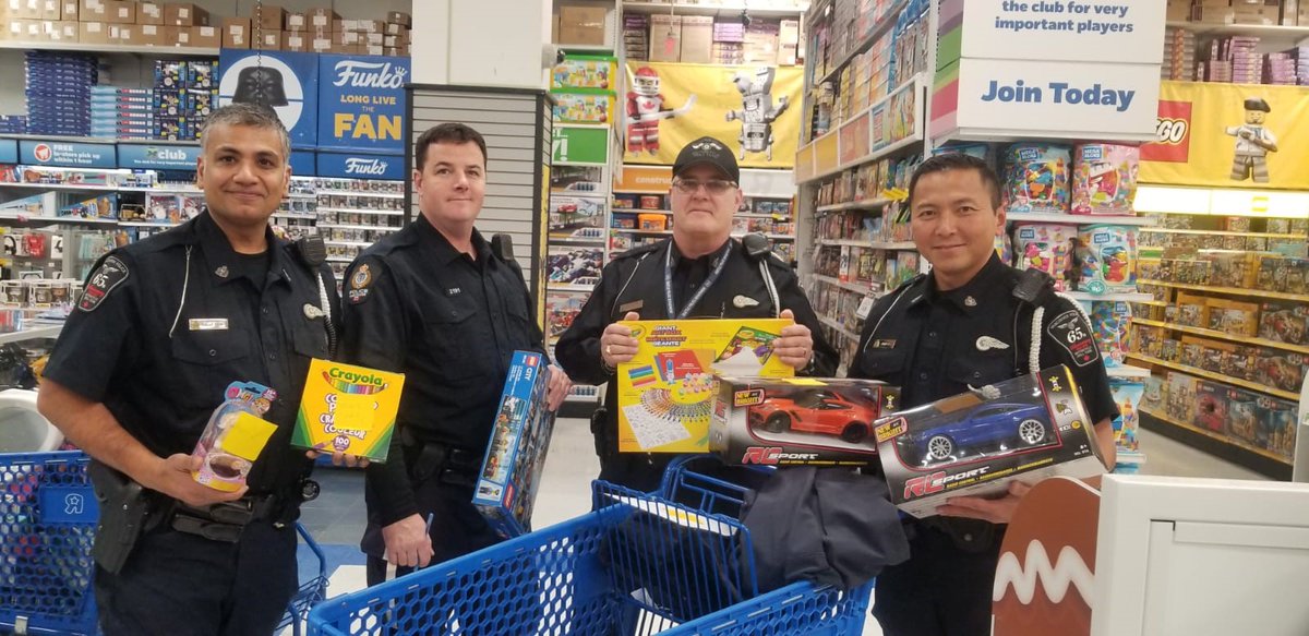 VPDTrafficUnit's tweet photo. #VPDMotorcycleDrillTeam helps bring holiday joy to Vancouver's less fortunate. #KopsforKids raised $21,000 to purchase Christmas presents and fund youth activities. #VPD School Liaison Officers handed out over 500 presents this week! @VPDYouth @VancouverPD https://t.co/g7rI5j7e4J