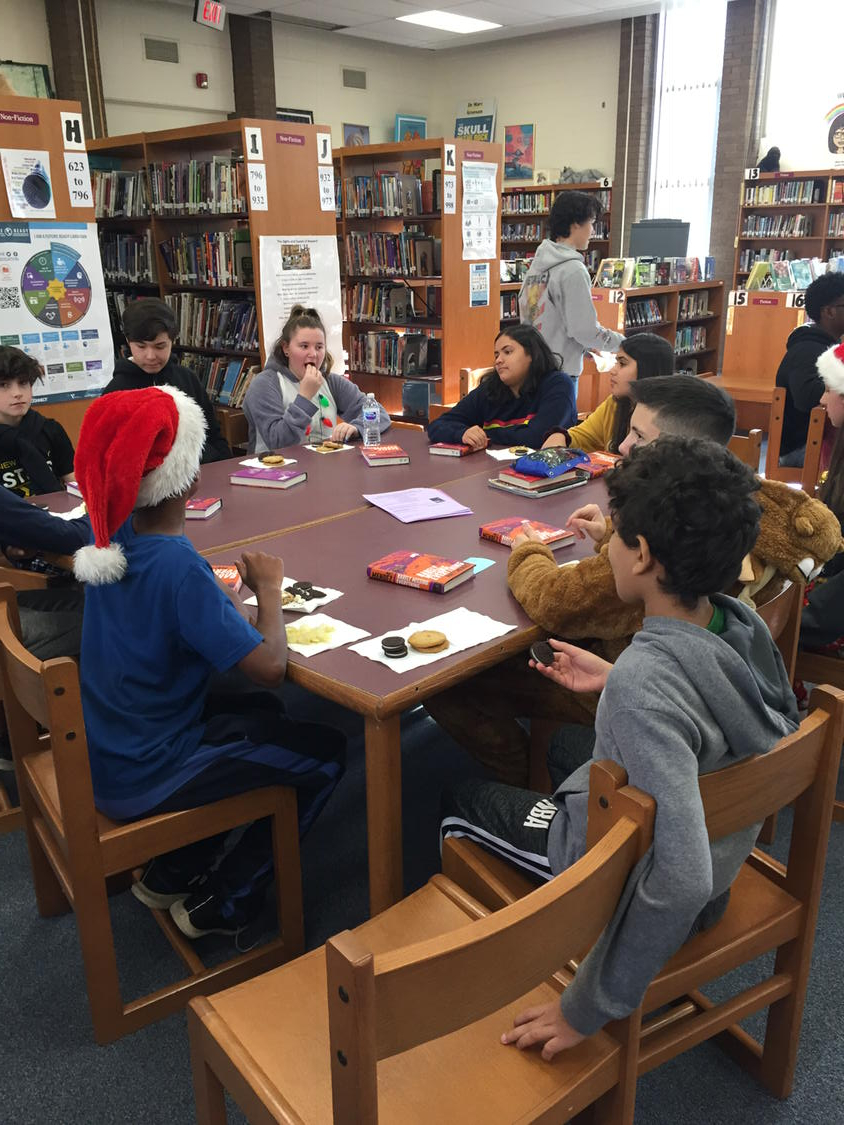 kimzito's tweet image. Great send off to winter break--book clubs in the library @MrsBoscaino @SBSDXRDS @MsPedersenXRDN