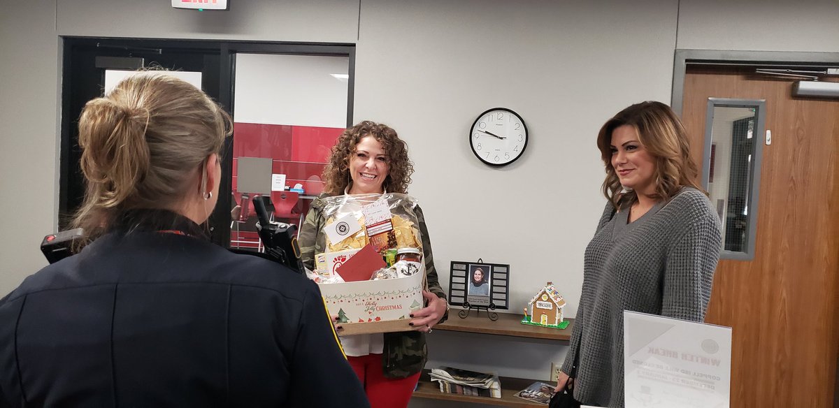 RaeFreeman728's tweet image. Thank you to @BenettaRealtor for the gift bags to our SRO's!! Amazing!!!