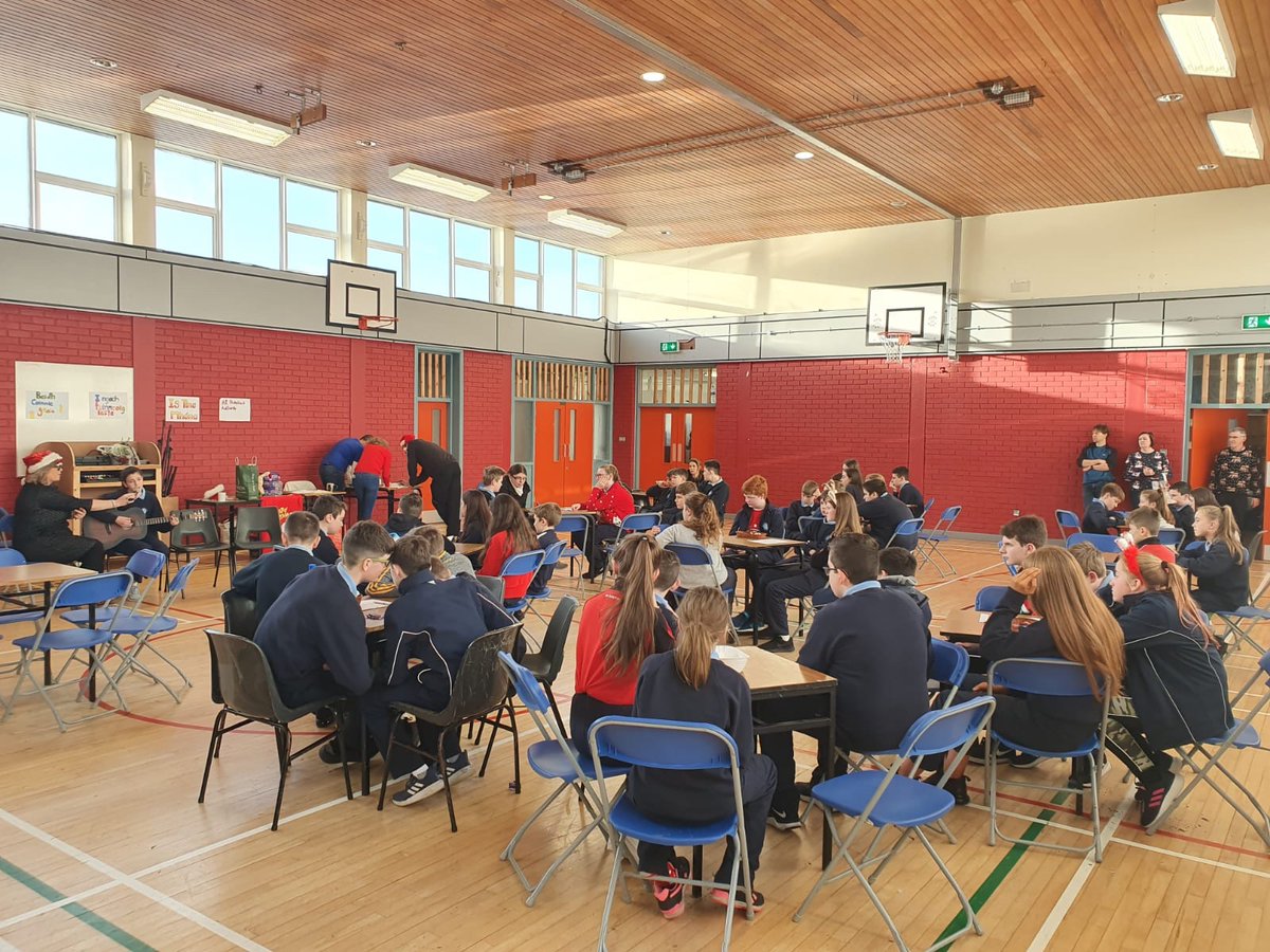 SStiofain's tweet photo. #Bliain 1 @ScoilCC_Rua #Ceiliúradh #IsíAnNollaigí  #Dúchas #Cultúr #Gaeltacht 🎄🧡🎉 @ScoilCC_Rua https://t.co/pcnLXucNFD