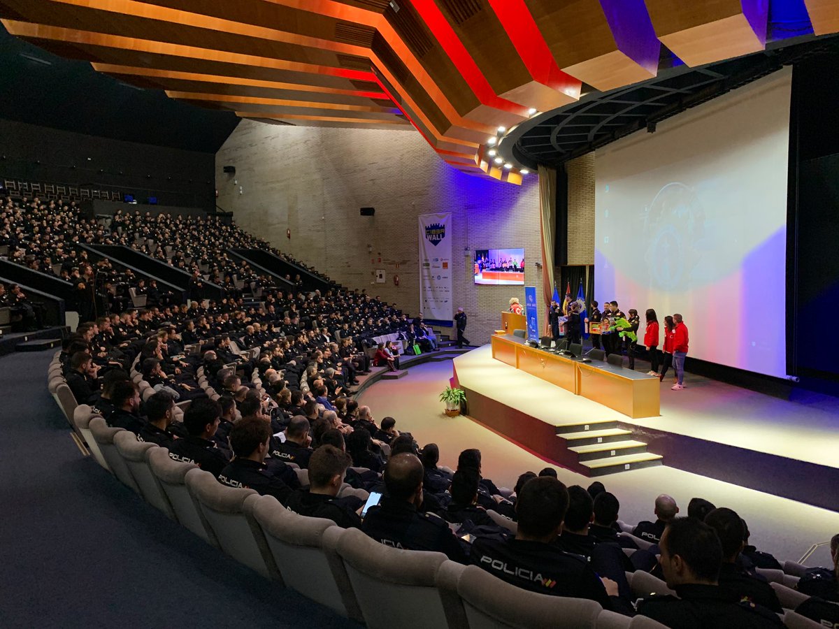 PoliciaEscuela's tweet photo. Nuestros alumn@s de la #ENP han donado 6745€ en juguetes para los niñ@s más desfavorecidos 🧸💙👮🏻‍♂️.
Gracias a @creavila por darnos la oportunidad de colaborar en esta campaña solidaria ❤️🚑. https://t.co/8Uwsdb3Ipv