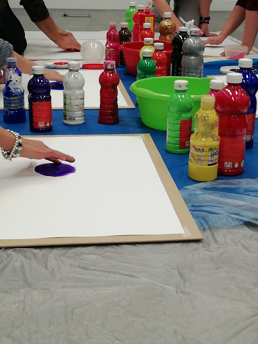 aotlp's tweet photo. Expresando a través de la pintura, y con las manos, las emociones. @aotlp #TLP #borderline #arteterapia #expresión #TalleresAOTLP. https://t.co/2AWrB6fwyH