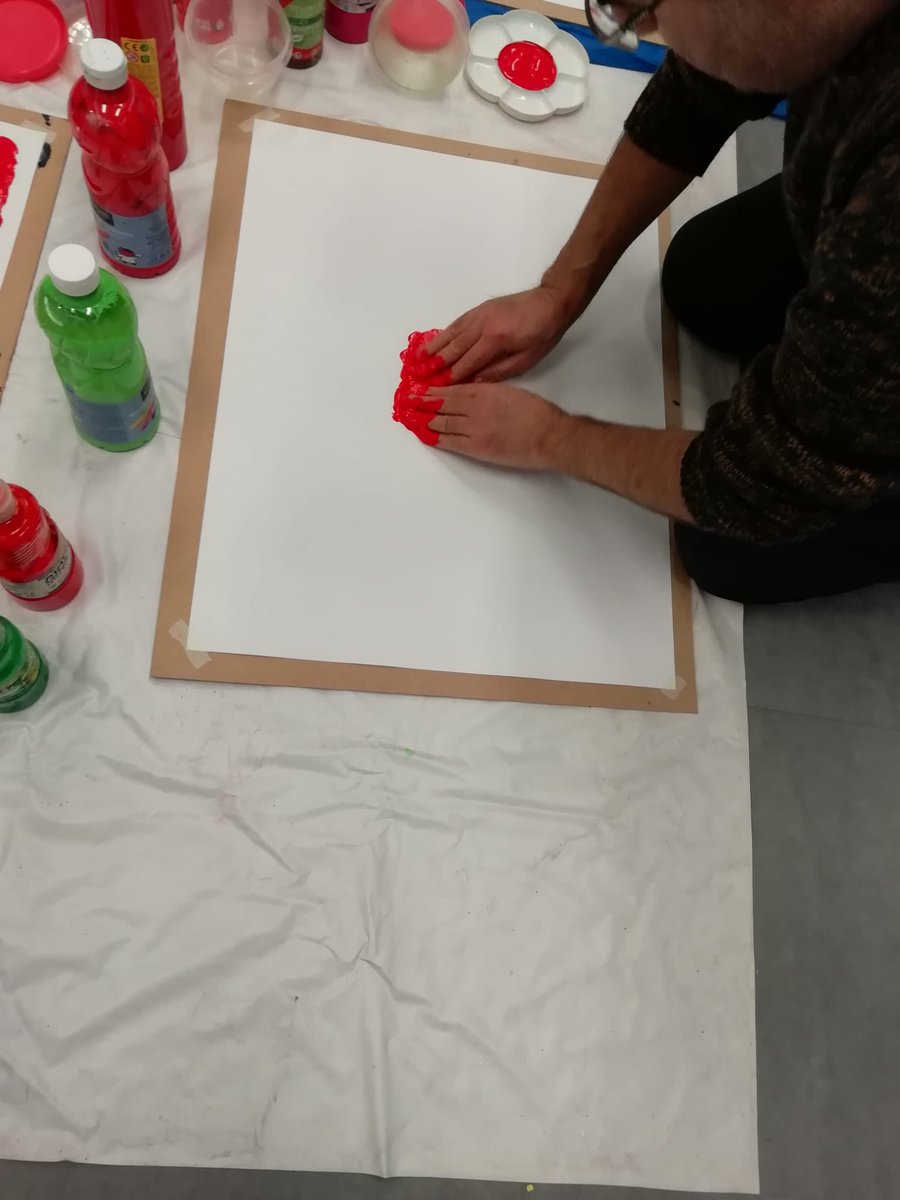 aotlp's tweet photo. Expresando a través de la pintura, y con las manos, las emociones. @aotlp #TLP #borderline #arteterapia #expresión #TalleresAOTLP. https://t.co/2AWrB6fwyH