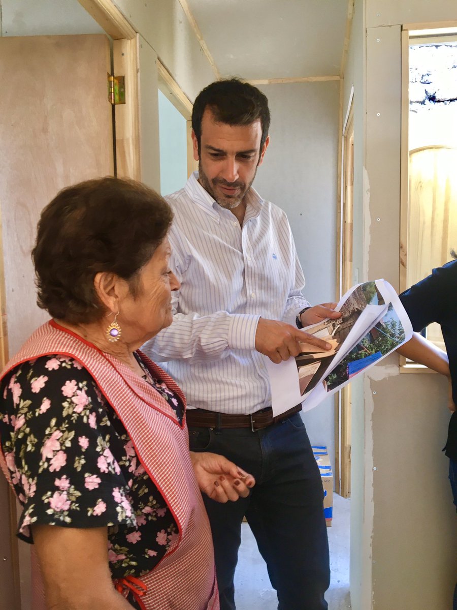 muniecentral's tweet photo. Alcalde @RodrigoDelgadoM visita a familias beneficiadas del #ProgramaHabitabilidad de @MDSSantiago, que recibieron soluciones en construcción y reparación para sus casas 🏡✔️. Muchas gracias a la Señora Teresa, Roxana y Trinidad por recibirnos con tanto cariño en su hogares. 🌟👏🏻 https://t.co/U7Wq4C8wm7