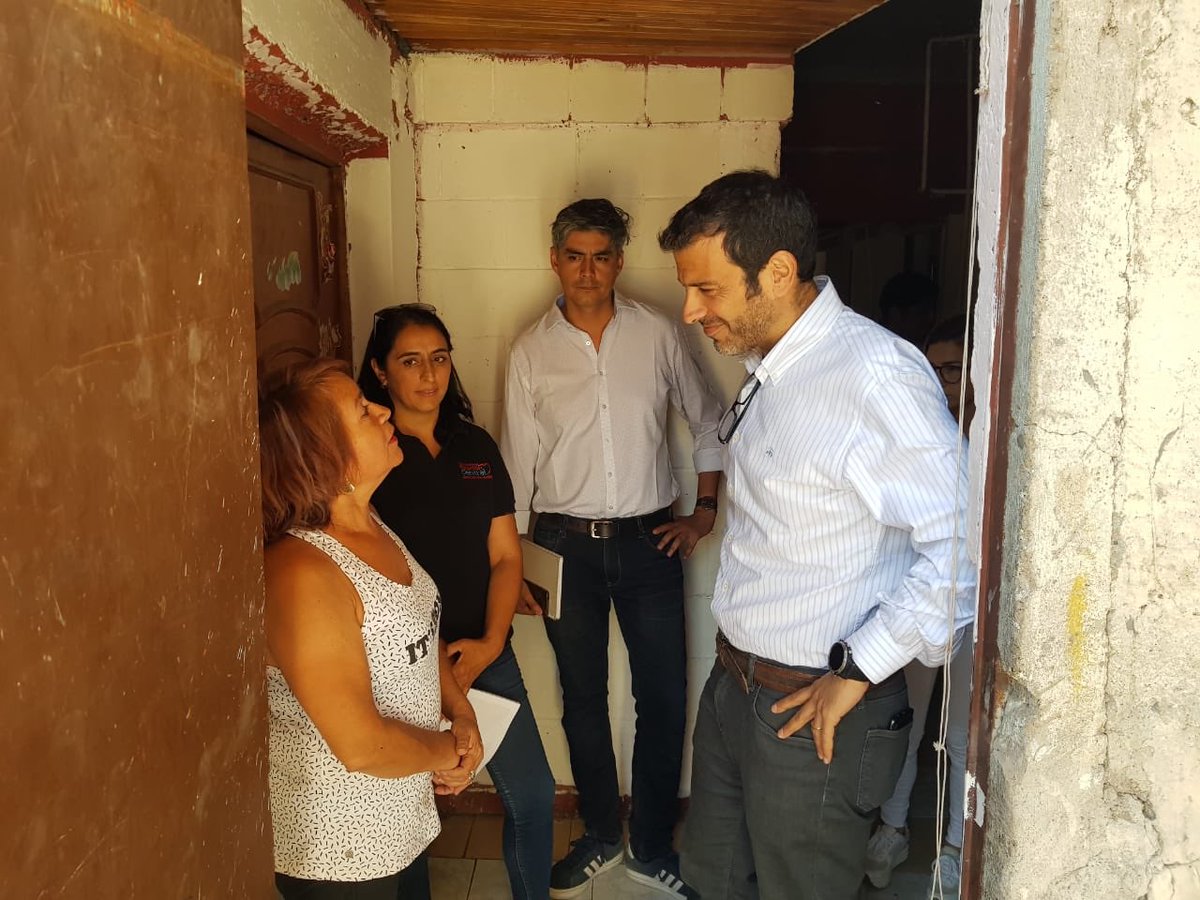 muniecentral's tweet photo. Alcalde @RodrigoDelgadoM visita a familias beneficiadas del #ProgramaHabitabilidad de @MDSSantiago, que recibieron soluciones en construcción y reparación para sus casas 🏡✔️. Muchas gracias a la Señora Teresa, Roxana y Trinidad por recibirnos con tanto cariño en su hogares. 🌟👏🏻 https://t.co/U7Wq4C8wm7