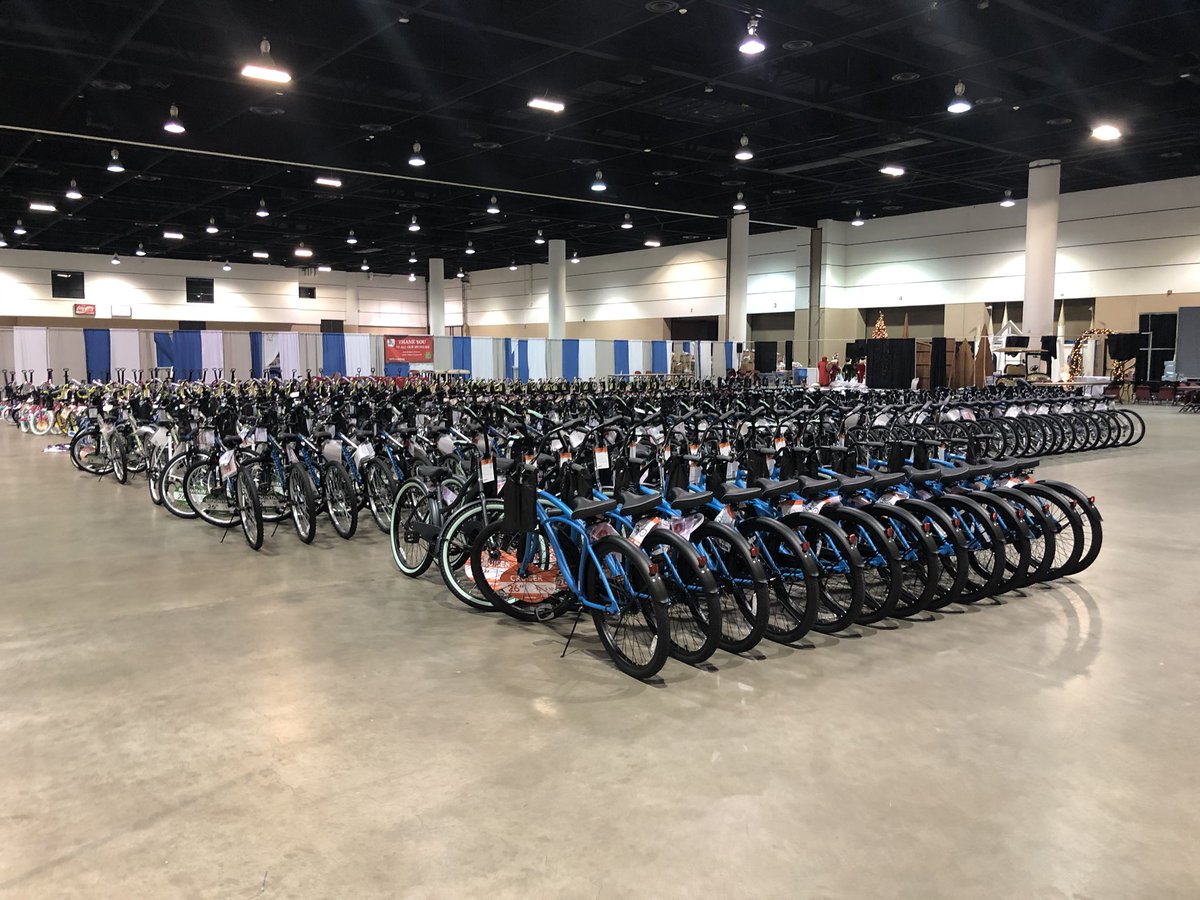 ElizaCait's tweet photo. Pumped to have been able to set up Children’s Christmas Party of Jacksonville! Over 5,000 under served kids in our community will receive gifts because of this organization! #merrychristmas #holidayhelper #jacksonville #christmasparty https://t.co/tOF91ktH0J