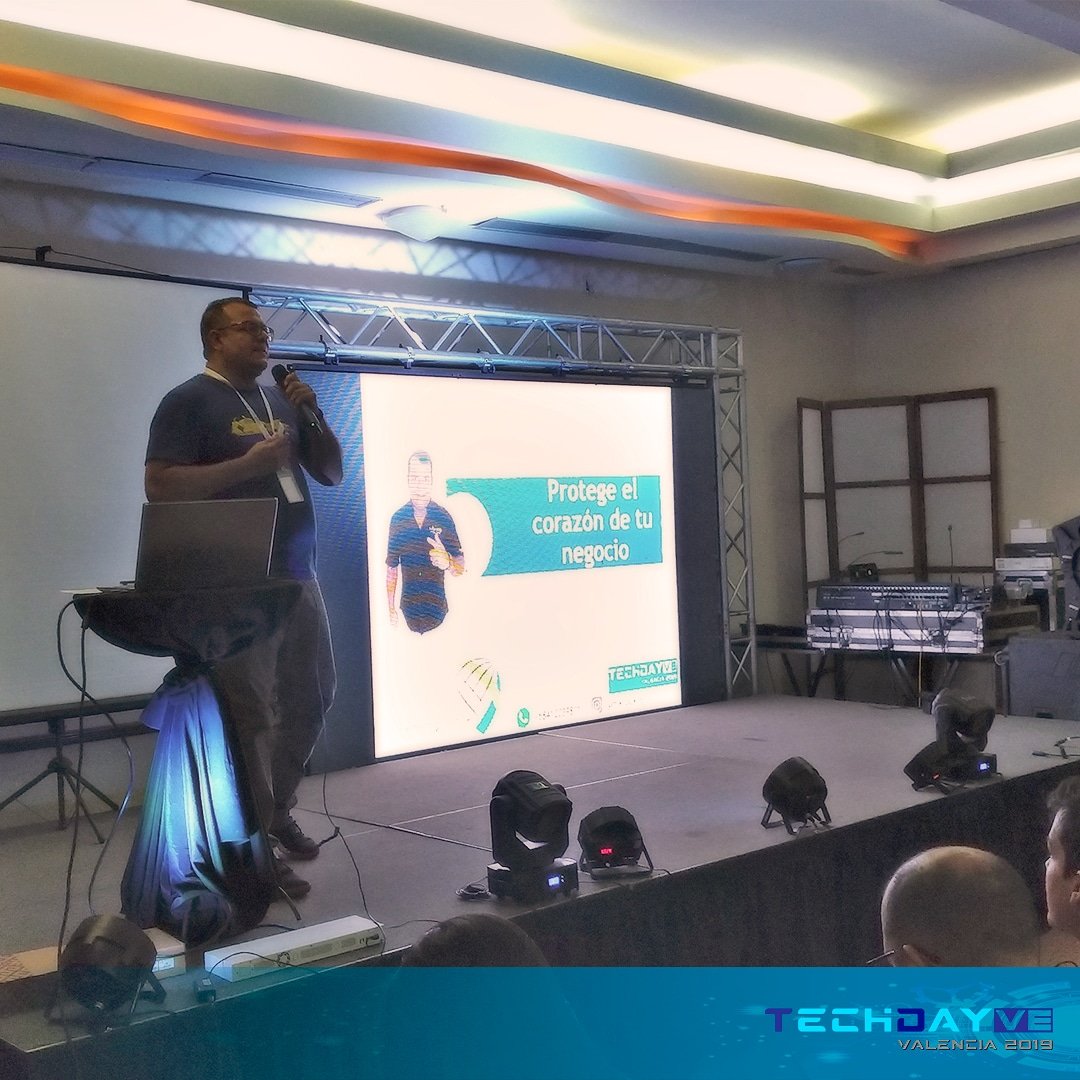techdayve's tweet photo. Nelson López CEO de Sertinet, C.A. @mikrotikve nos deleitó con su conferencia sobre Seguridad IT y Networking. Interesante el "hands-on experience" desarrollado en esta sesión del #TechDayVe #RutaTechDayVe https://t.co/UsMUqV6GDz