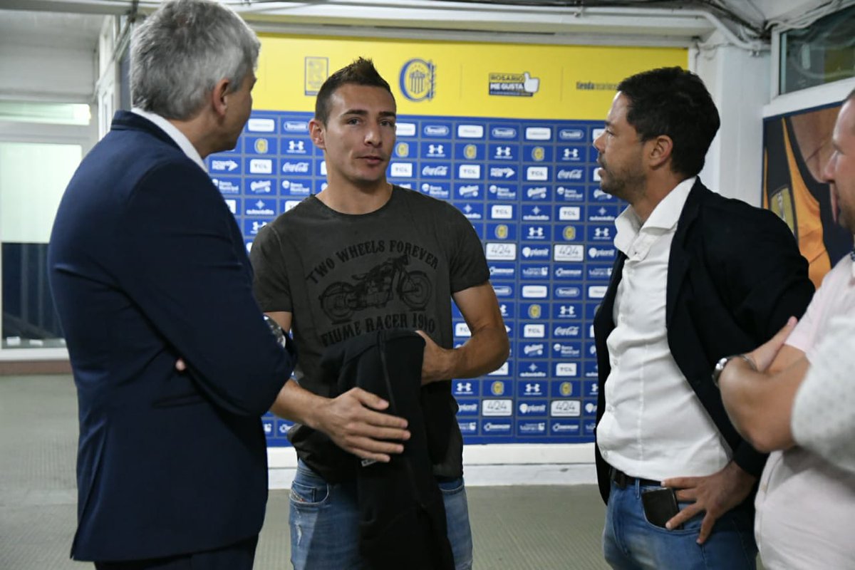 RosarioCentral's tweet photo. 🇺🇦👏🏽 ¡Bienvenido a casa goleador!

Marco Ruben ya se encuentra en el Gigante de Arroyito y en minutos será su presentación oficial en el Salón Centenario. https://t.co/glXd0UEnqM