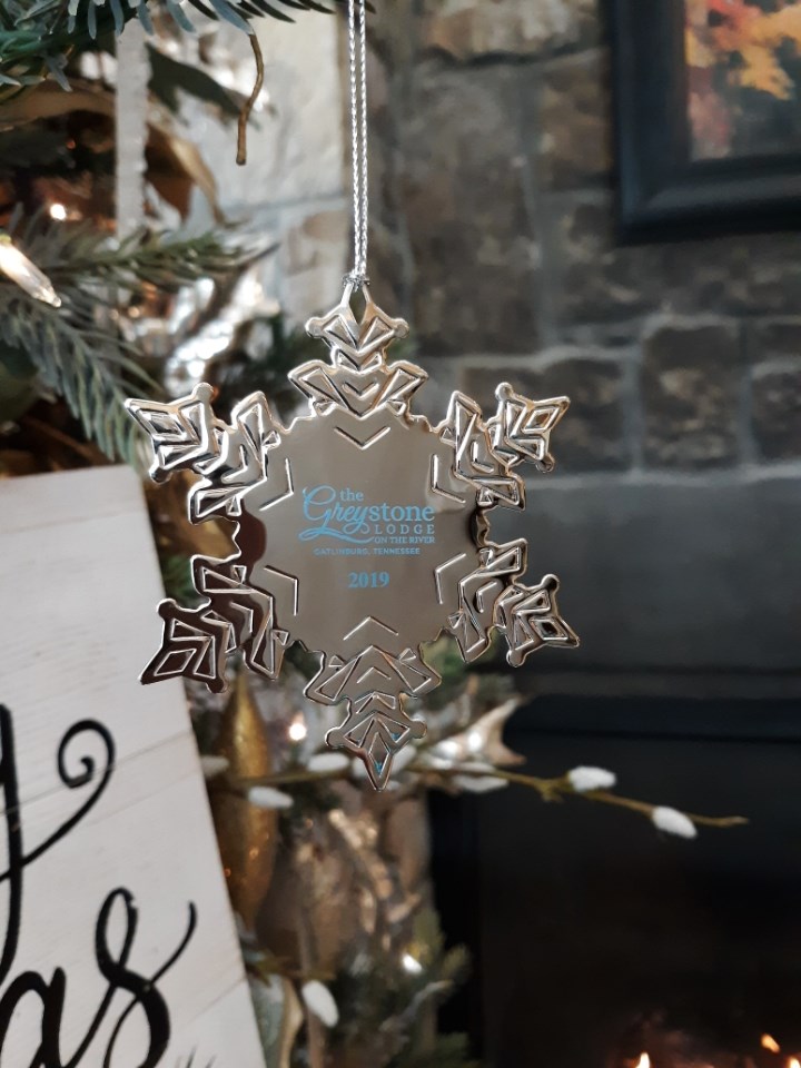 GreystoneTN's tweet photo. As a special thank you for allowing the #GreystoneLodge to be a part of your Christmastime memories, guest arriving today through Christmas Eve will receive an ornament, per room, at check-in.  #WeLoveOurGuest #WeLoveWhatWeDo #ThankYou #MerryChristmas https://t.co/kc44xdcCoj