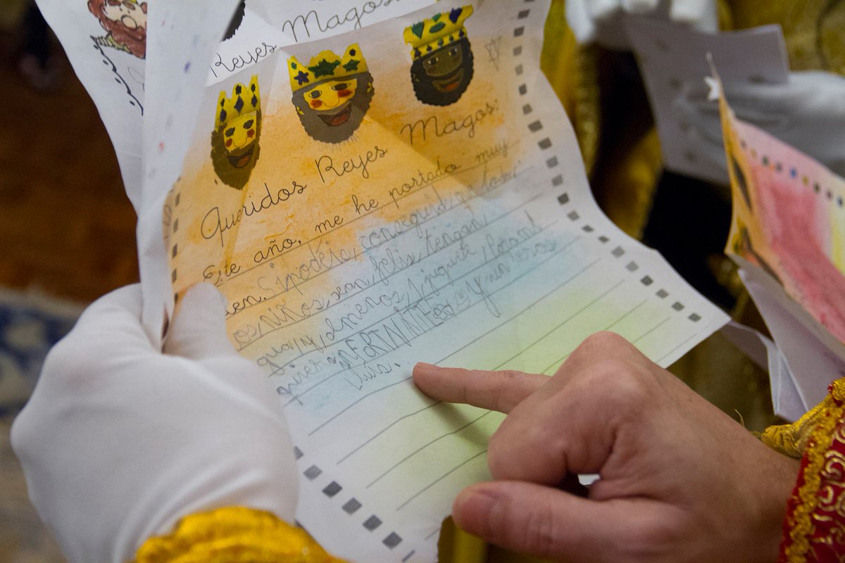 AMPAIELisboa's tweet photo. Ayer, Sus Majestades Los Reyes Magos 👑👑👑, en su camino hacia Belén, nos visitaron e hicieron las delicias de los más pequeños, inundando con sonrisas y caramelos el colegio.
La emoción en las caras de los benjamines hace posible la magia de la Navidad✨✨✨ https://t.co/mEKrpkzpuz