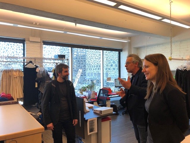 Le ministre Guilbeault était ravi de rencontrer des représentants de <a href="/GrandsBallets/">Les Grands Ballets</a>, <a href="/Agoradanse/">Agora de la danse</a>, <a href="/tangentedanse/">TANGENTE</a> &amp; @edcmtl pour visiter Espace Danse, une installation culturelle du <a href="/QDS_MTL/">Quartier des spectacles</a>, véritable plaque tournante pour la danse à Montréal et au Québec.