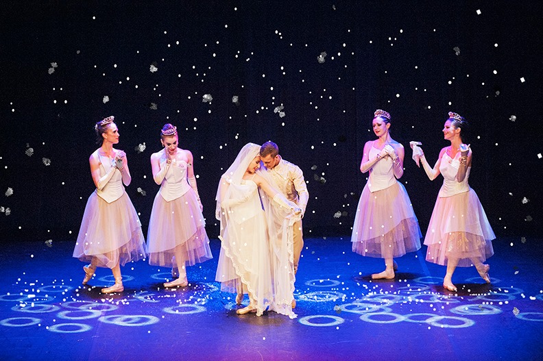 We're in #DelrayBeach this weekend, but we couldn't imagine December without snow--so we brought some with us from NYC. Catch White Russian and other spirits of the season in Cocktail Hour:The Show <a href="/OldSchoolSquare/">Old School Square</a> this Saturday Tickets: sforce.co/2XNhd3h #Florida #dance