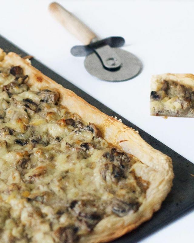 Attention, on risque fortement de vous redemander de cette délicieuse tarte feuilletée aux champignons et au fromage! 🤤 à servir sans modération à vos invités.
La recette sur fraichementpresse.ca
-
-
-
#Fraichementpresse #tarteauxchampignons #champig… bit.ly/34ATS6I