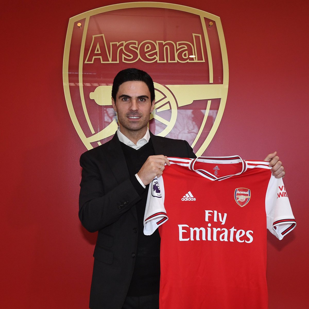 Ibraheemaji10's tweet photo. Congratulations @m8arteta. So happy too see you back to @Arsenal. I have total confidence that your bring our team back from being so low so disorganised too being contenders for trophies in the future.
#WelcomeBackMikel
#WelcomeArteta https://t.co/FDzNi1HPFH