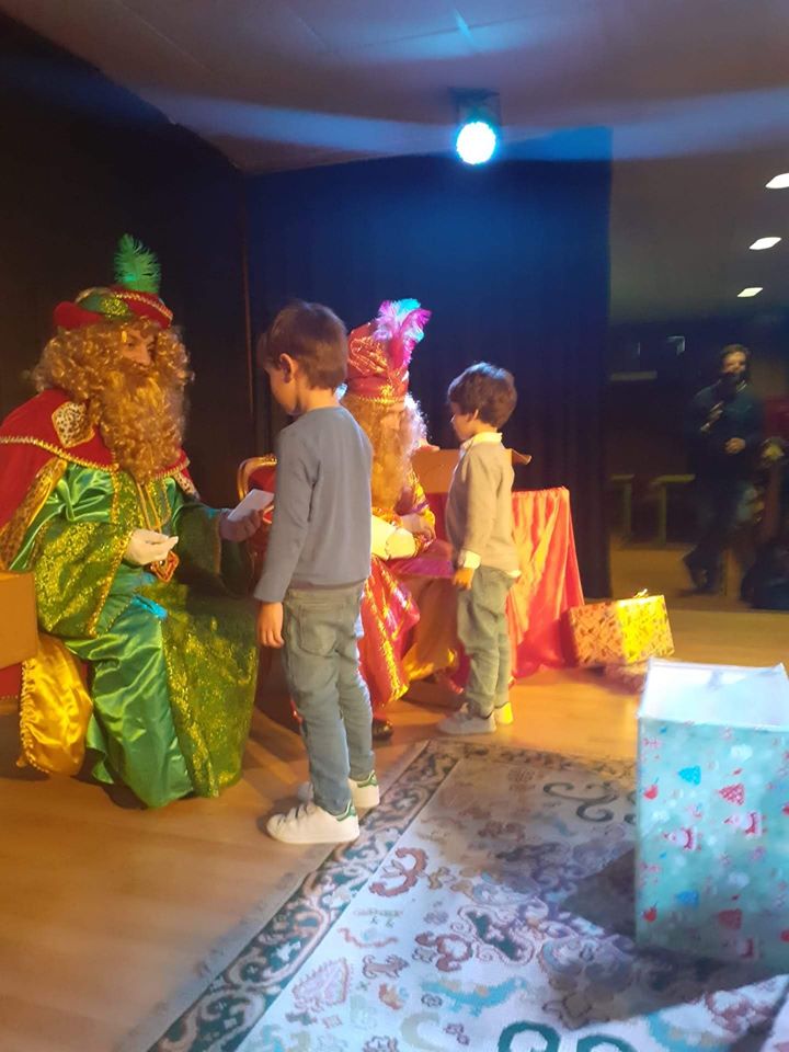 AMPAIELisboa's tweet photo. Ontem, os Magos👑👑👑, a caminho de Belém, visitaram-nos e fizeram as delícias dos mais pequenos, inundando a escola com sorrisos e caramelos.
A emoção nas caras das crianças desperta a magia do Natal ✨✨✨ https://t.co/LwxMYIFilm