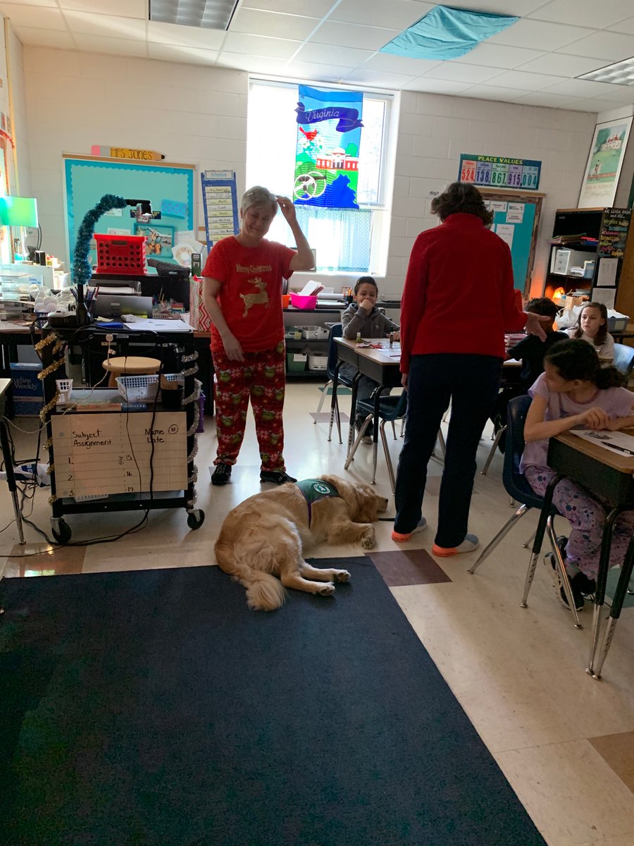 GRES_Principal's tweet photo. Riley loves the festive spirit today! #readwithRiley #teamcurtis #oneccps https://t.co/kqhREvbyNZ