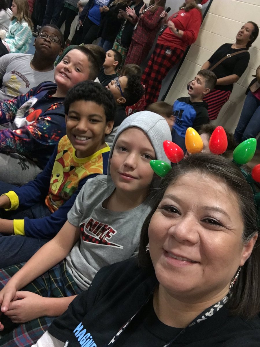 mrssanchez_DWE's tweet photo. Sing-a-long @HumbleISD_DWE #dwe2020 🎄🎅🎈🎁🎊 #almostbreaktime @mrswatson_DWE https://t.co/WiWt96dqfi