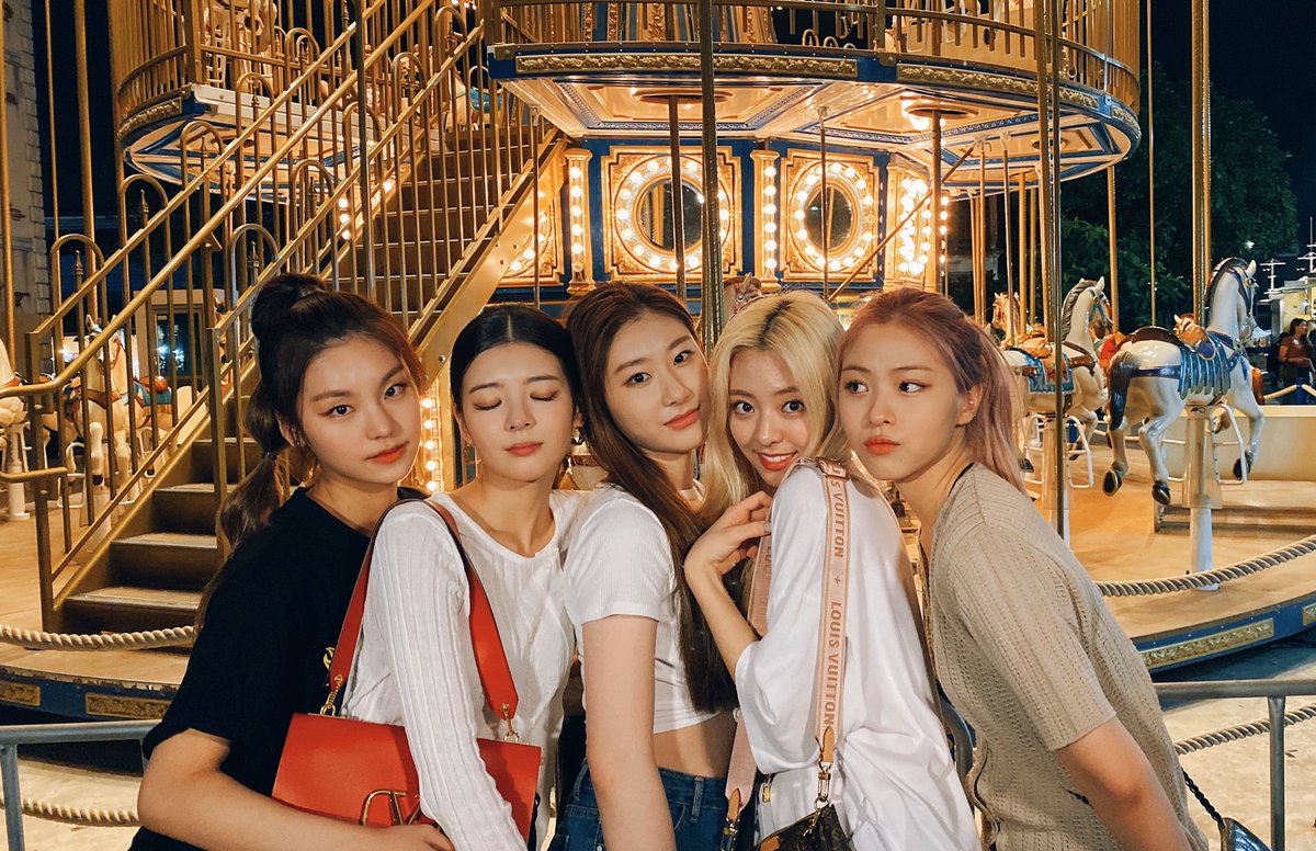 ITZYofficial's tweet photo. A beautiful night at Bangkok!
See you tomorrow MIDZY ❤️💙

#ITZY #있지 @ITZYofficial
#ITzICY #ICY
#MIDZY #믿지 https://t.co/5E9Q67FJYE